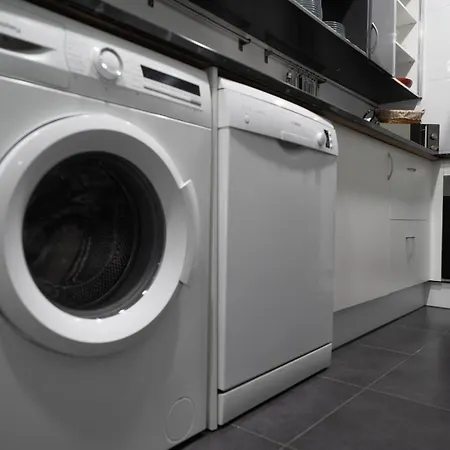 Centrico, Junto A Estacion De Bus/tren, Y Playas Apartment